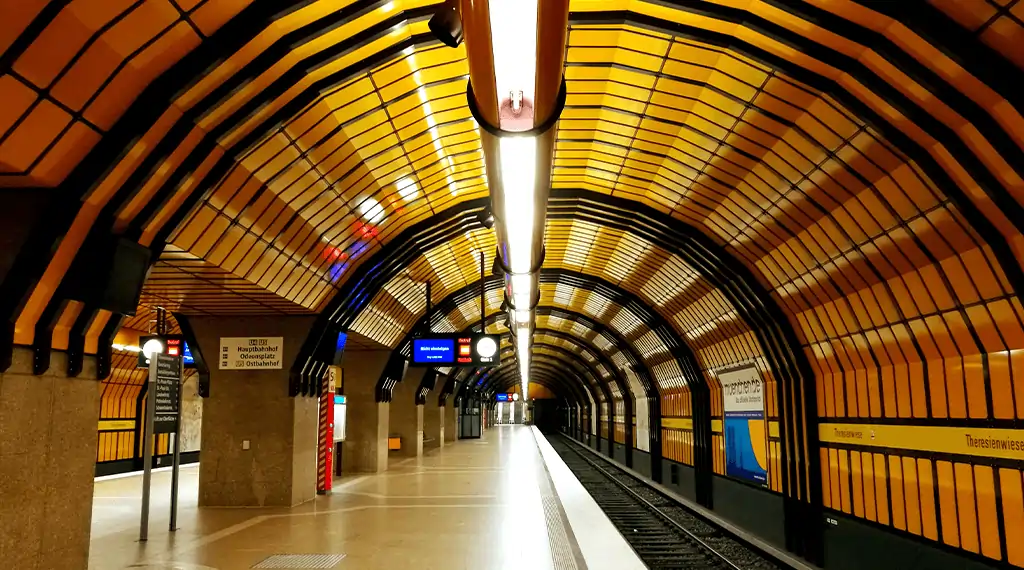 Vishwavidyalaya Metro Station